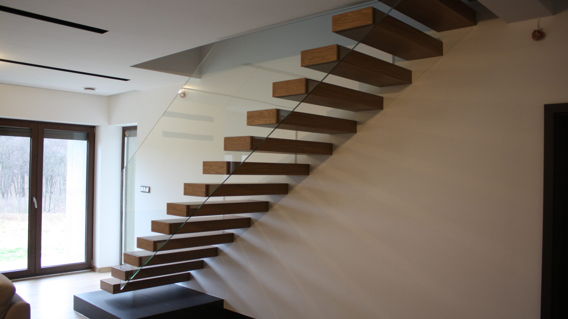 Schody półkowe do domu