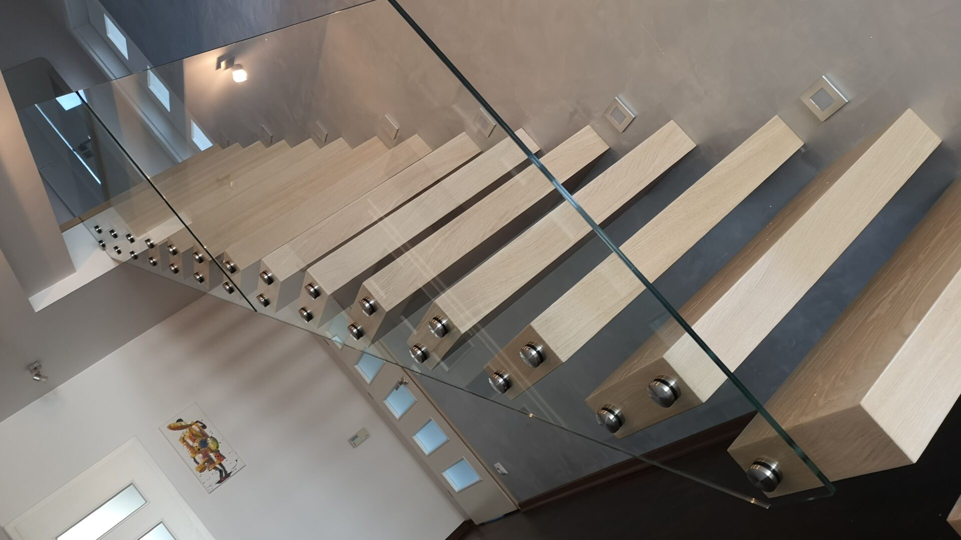 Ciekawe schody wspornikowe do domu