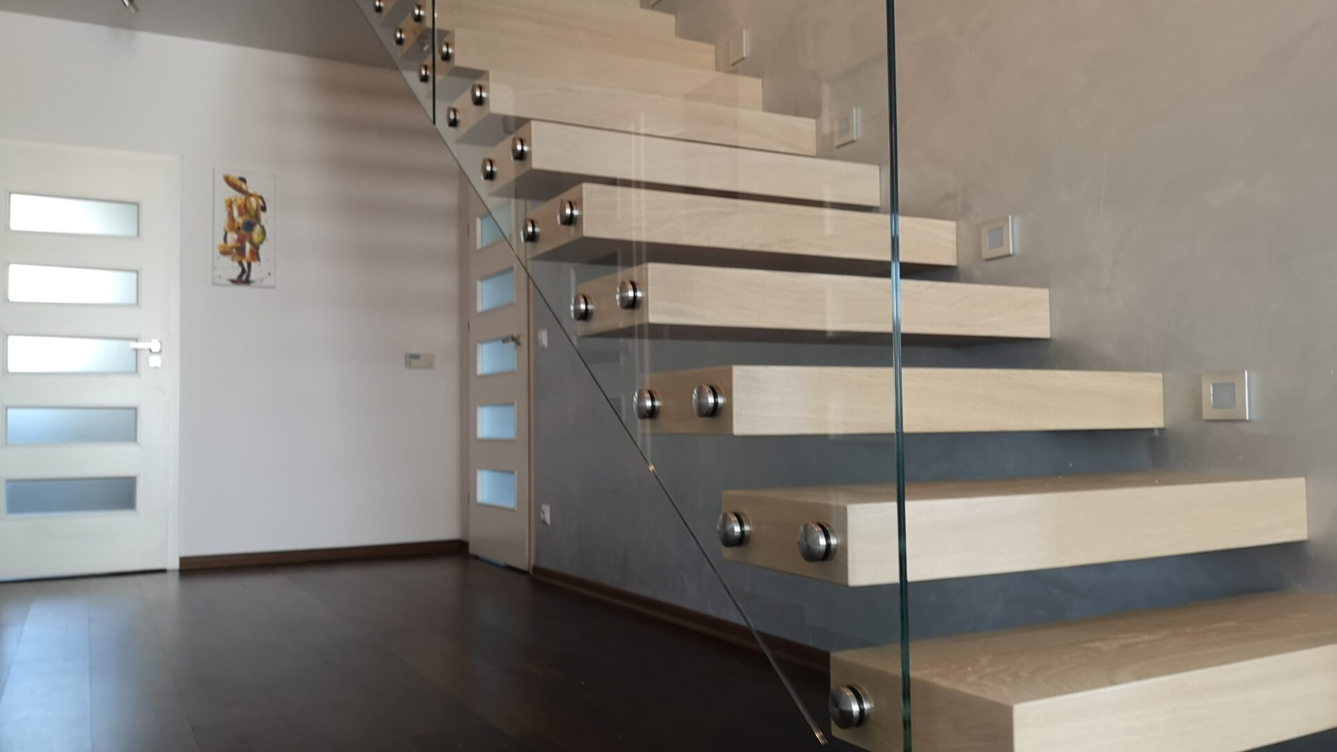 Ładne schody wspornikowe